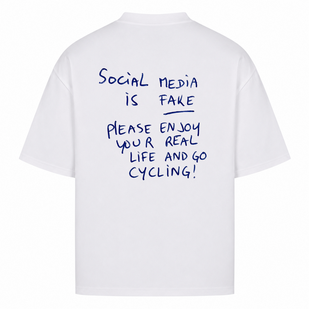 Her Pace Social Media is Fake oversized Shirt - White - Rueckseite